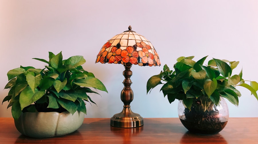 Photo Exquisite Walnut base table lamp